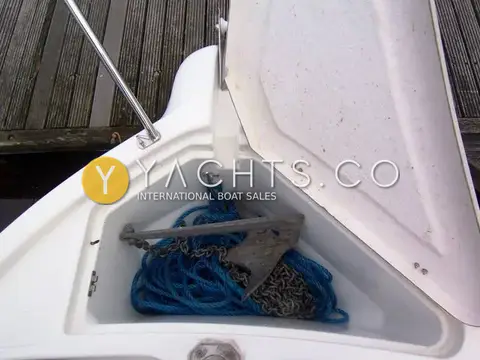 Jeanneau Merry Fisher 605: open anchor locker holding anchor, chain and blue rope