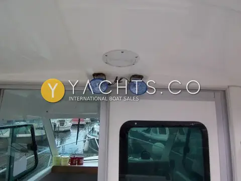 Jeanneau Merry Fisher 605: wheelhouse ceiling with two blue-rimmed lights and round hatch above the sliding door