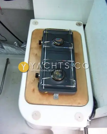 Jeanneau Merry Fisher 605: portable two-burner gas stove on a wooden board on a moulded base