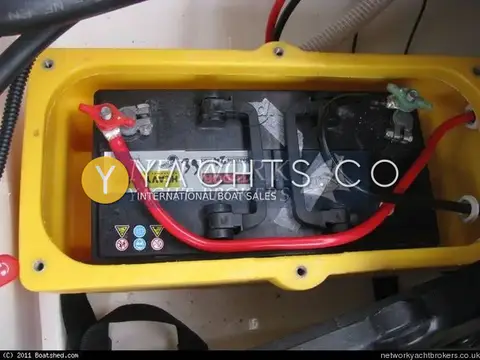 Jeanneau Merry Fisher 625 Legend: heavy-duty battery in a yellow battery box with red and black cables connected