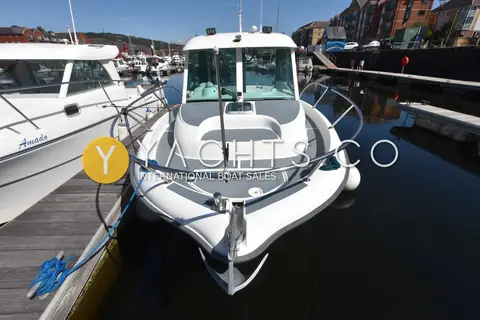 Jeanneau Merry Fisher 635: bow viewed from above, showing stainless pulpit and anchor fitting over the pontoon