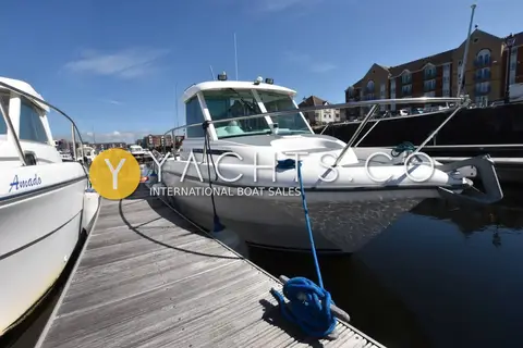 Jeanneau Merry Fisher 635: bow quarter view from the pontoon, showing wheelhouse windows and stainless rails
