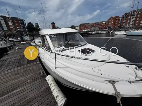 Jeanneau Merry Fisher 645: bow and wheelhouse from the pontoon, showing the foredeck hatch, guardrails and fender