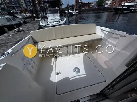 Jeanneau Merry Fisher 645: cockpit with full-beam aft bench seat and a hatch in the cockpit floor