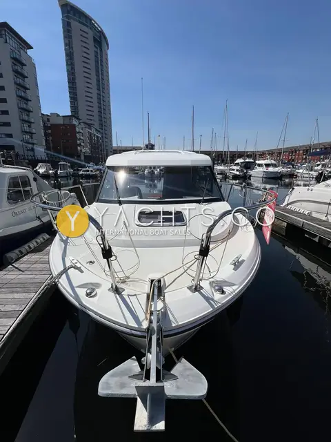 Jeanneau Merry Fisher 695: head-on bow view showing anchor on bow roller, rails and windscreen