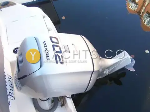 Jeanneau Merry Fisher 725: honda 200 outboard on the transom, seen from above over dark marina water