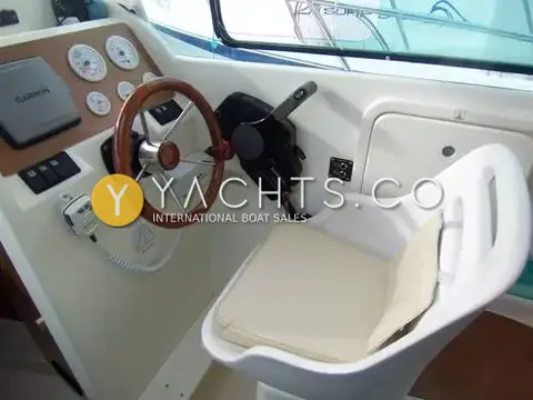 Jeanneau Merry Fisher 725: helm with wooden wheel, Garmin display, gauges, throttle lever and cushioned raised helm seat
