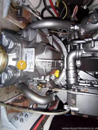 Jeanneau Merry Fisher 750 Reduced: close view of the gearbox and engine coupling in the engine bay