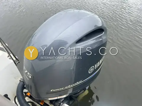 Jeanneau Merry Fisher 755: grey Yamaha four-stroke outboard on the transom, seen from above over the water