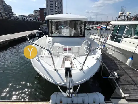 Jeanneau Merry Fisher 755 Marlin: bow view showing the anchor roller, foredeck rails and wheelhouse windscreen at the pontoon
