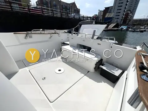 Jeanneau Merry Fisher 755 Marlin: aft cockpit with deck hatch, bench seating and transom area seen from the wheelhouse