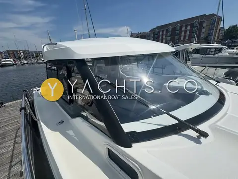 Jeanneau Merry Fisher 795: pilothouse windscreen with wiper and dark-framed side windows seen from the side deck