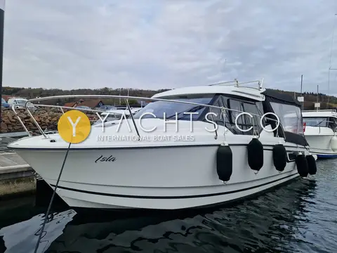 Jeanneau Merry Fisher 795: starboard side of the hull with black fenders out, berthed in a marina