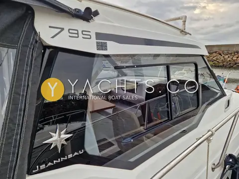 Jeanneau Merry Fisher 795: superstructure close-up showing 795 decal, tinted side windows and Jeanneau logo