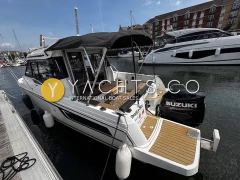 Jeanneau Merry Fisher 795: stern view showing teak-effect bathing platforms, cockpit canopy and Suzuki outboard