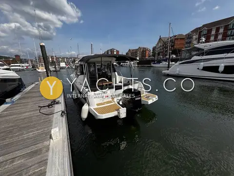 Jeanneau Merry Fisher 795: stern-on view from the pontoon with canopy up and outboard tilted down