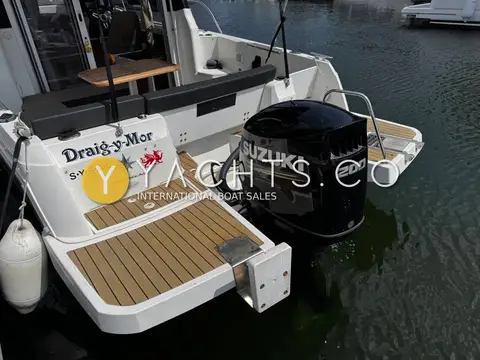 Jeanneau Merry Fisher 795: transom with name decal, teak-effect platforms and Suzuki 200 outboard