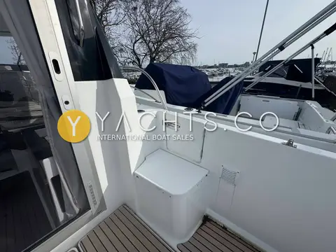 Jeanneau Merry Fisher 795 S2: side deck by the wheelhouse door with moulded step and covered console