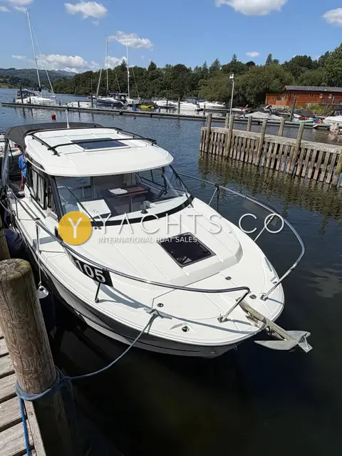 Jeanneau Merry Fisher 795 S2: foredeck from above showing roof hatches, bow pulpit and bow roller with anchor