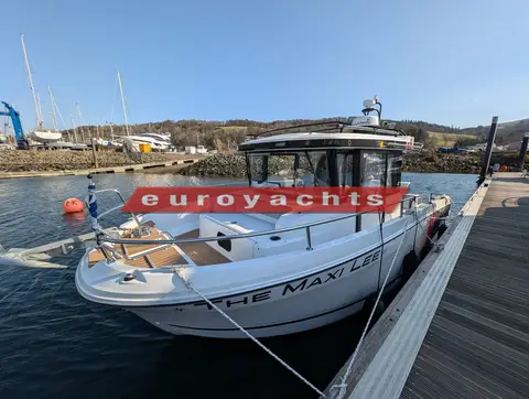 Jeanneau Merry Fisher 795 Sport S2: bow view of the hull and wheelhouse alongside a pontoon on a clear day