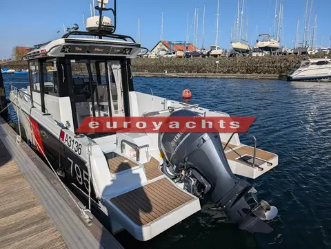 Jeanneau Merry Fisher 795 Sport S2: stern showing the outboard engine, synthetic teak bathing platform and aft cockpit