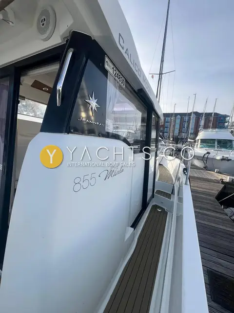 Jeanneau Merry Fisher 855 Marlin: wheelhouse side with 855 Marlin graphics and teak walkaround deck