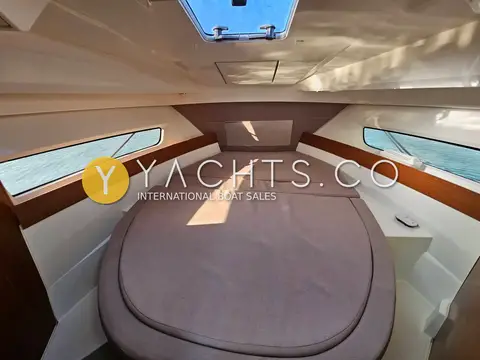 Jeanneau Merry Fisher 895: forward cabin with island double berth under an overhead hatch and side hull windows