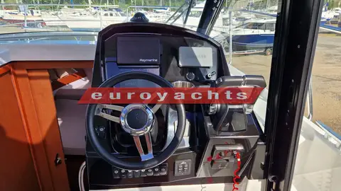 Jeanneau Merry Fisher 895 Offshore: helm station with sports steering wheel, plotter and engine display