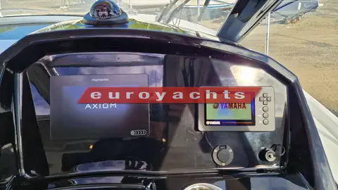 Jeanneau Merry Fisher 895 Offshore: dashboard with Raymarine Axiom plotter beside the Yamaha engine display