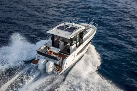 Jeanneau Merry Fisher 895 S2: aerial view under way showing roof panels, aft cockpit and twin white outboards
