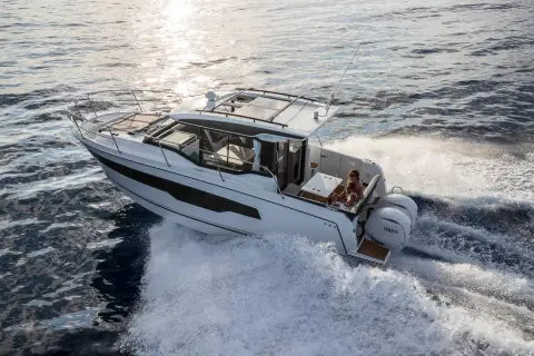 Jeanneau Merry Fisher 895 S2: running at speed in open water, twin outboards on the stern and wake behind