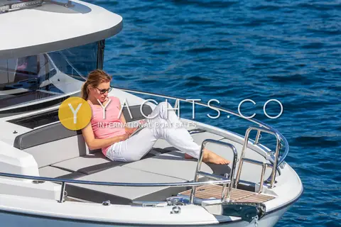 Jeanneau Merry Fisher 895 Sport Offshore: bow sun mattress in use, with stainless guardrails and a folding boarding ladder