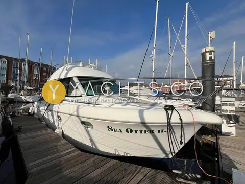 Jeanneau Merry Fisher 925: starboard bow view of the white hull moored alongside a wooden pontoon