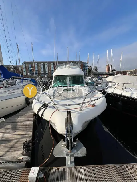 Jeanneau Merry Fisher 925: bow-on view showing stainless pulpit, anchor roller and wheelhouse windscreen