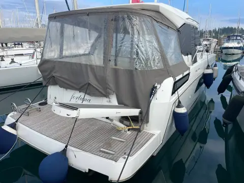 Jeanneau NC 33: quarter view of stern with teak platform, passerelle and grey cockpit canvas