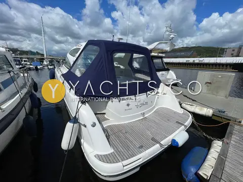 Jeanneau Prestige 34S: stern view of teak bathing platform with transom name and Jeanneau logo