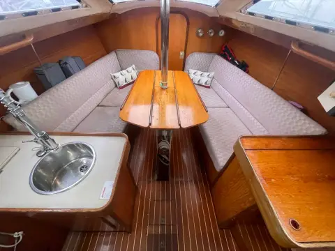 Jeanneau Sun Dream 28: saloon settees with cushions either side of the varnished drop-leaf table