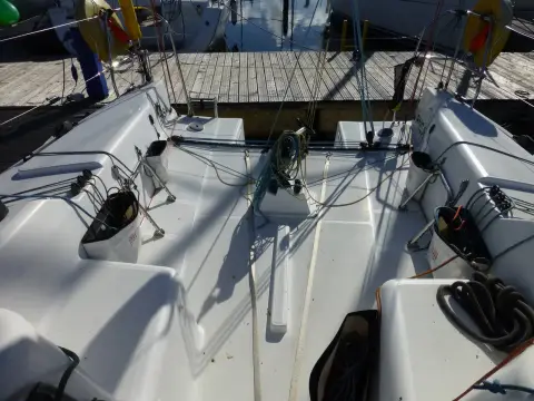 Jeanneau Sun Fast 3300: cockpit with symmetrical bench seating, winches on both sides and central foothold