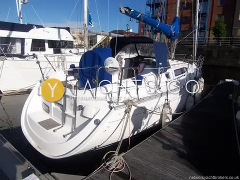 Jeanneau Sun Odyssey 32.2: stern quarter view on the pontoon showing bathing ladder and covered cockpit