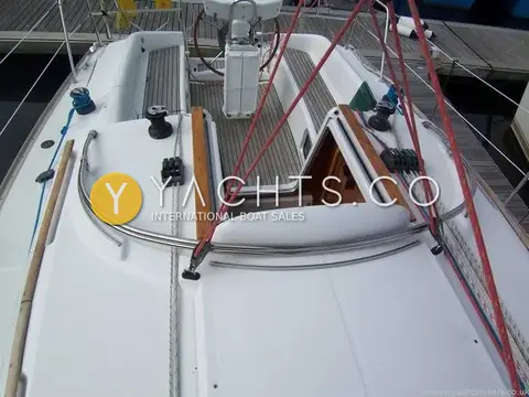 Jeanneau Sun Odyssey 32 Legend: view aft over the coachroof to the companionway, winches, clutches and teak-floored cockpit
