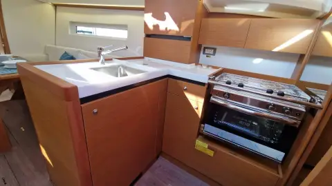 Jeanneau Sun Odyssey 350: galley with sink, worktop and gimballed two-burner stove with oven