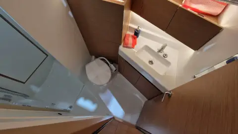 Jeanneau Sun Odyssey 350: heads seen from above, showing toilet, basin and shower area