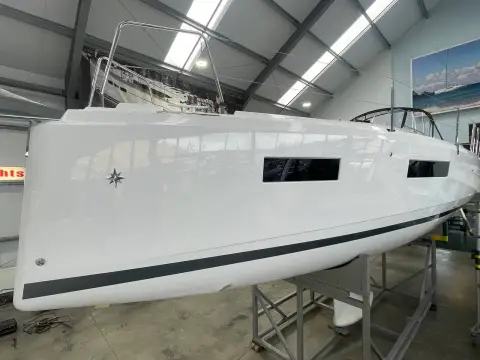 Jeanneau Sun Odyssey 350: starboard topsides with long hull windows and grey boot stripe, indoors