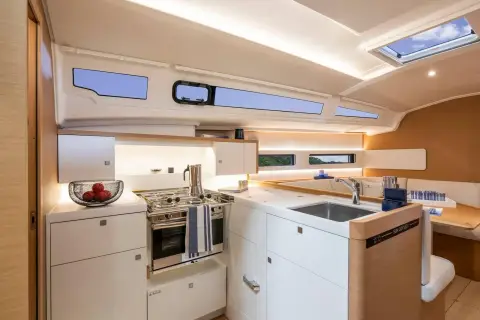Jeanneau Sun Odyssey 415: l-shaped galley with oven, hob, sink, white cabinetry and hull window