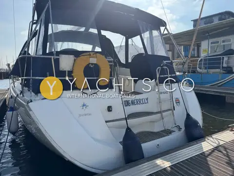 Jeanneau Sun Odyssey 42 DS: stern with lifebuoy, swim ladder and boat name on the transom