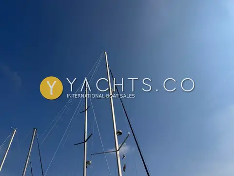 Jeanneau Sun Odyssey 42 DS: mast with spreaders and standing rigging seen from below against blue sky