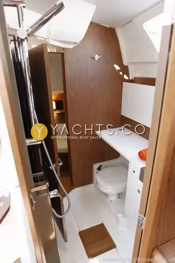 Jeanneau Sun Odyssey 44 DS: heads compartment with shower, white toilet, wooden floor grating and walnut panelling