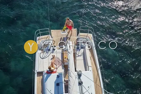 Jeanneau Sun Odyssey 440: overhead view of twin-wheel cockpit with teak floor, cushioned loungers and fold-down swim platform