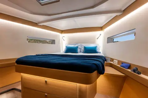 Jeanneau Sun Odyssey 455: double berth cabin with navy bedding, indirect lighting and hull windows either side