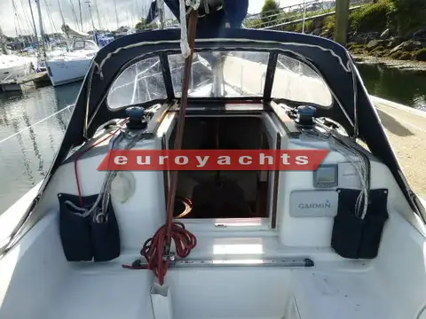 Jeanneau Sunway 25: cockpit looking forward to companionway under sprayhood, winches either side